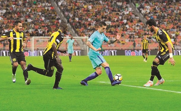 لاعب الاتحاد فهد الانصاري يحاول ايقاف لاعب الهلال نيكولاس ميليسي ﻿