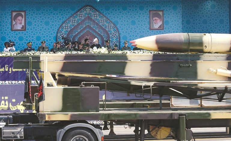 الرئيس الإيراني حسن روحاني يتابع لحظة عرض الصاروخ الباليستي الجديد القادر على حمل رؤوس نووية(رويترز)﻿