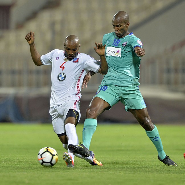 لاعب الكويت محمد كامارا يوقف مهاجم النصر كارلوس غاميزا (الازرق.كوم)
