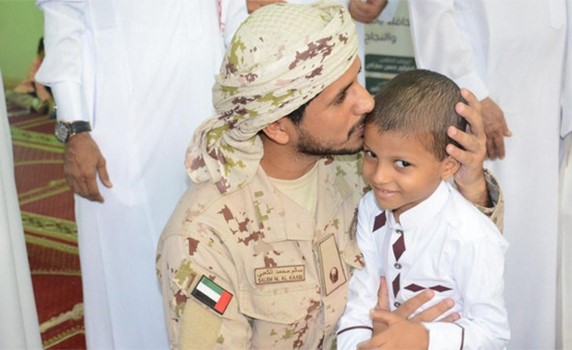 هذه مفاجأة جندي إماراتي لابن زميله الشهيد السعودي