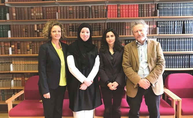 د.شيخة مع أعضاء لجنة المناقشة البروفيسور غراهام داتفيلد من جامعة ليدز بالمملكة المتحدة والبروفيسورة كارمن جراسيا من جامعة مدريد بإسبانيا ورئيسة اللجنة من جامعة نوتنغهام﻿
