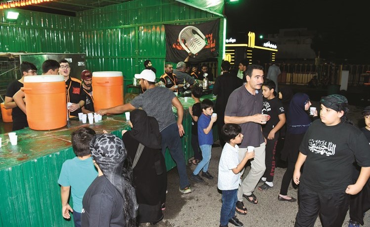 توزيع المشروبات في حسينية آل بو حمد- (أحمد علي)﻿