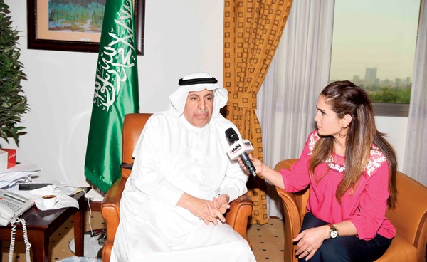 السفير السعودي د.عبدالعزيز الفايز متحدثا للزميلة بيان عاكوم   (ريليش كومار)
