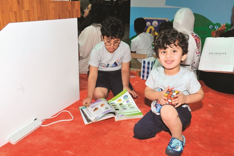 طفلان مشاركان في فعاليات المعرض﻿
