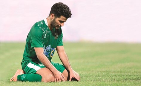الصدمة واضحة  ﻿﻿على مهاجم العربي حمد العنزي بعد الخسارة من الجهراء ﻿﻿(الأزرق.كوم)﻿