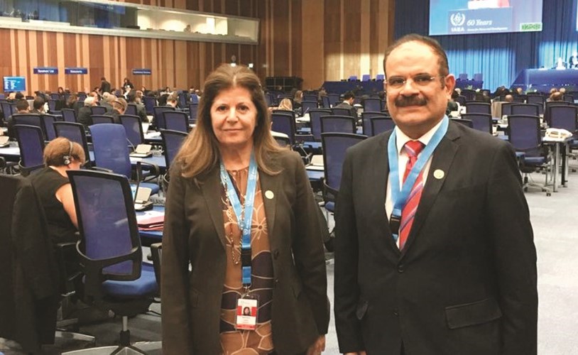 د.سميرة السيد عمر ود.نادر العوضي خلال مشاركتهما في مؤتمر الوكالة الدولية للطاقة الذرية ﻿