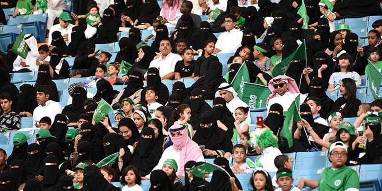 السعودية تسمح للمرأة ولأول مرة بدخول استاد رياضي في اليوم الوطني