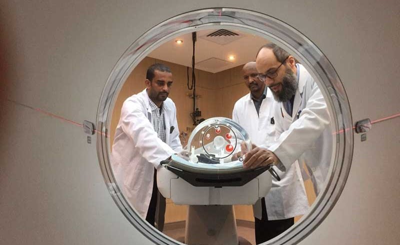  الفريق الطبي الكويتي أثناء عمل الاختبارات على الجهاز الحديث