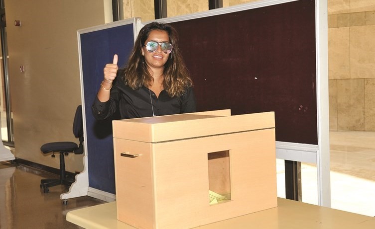 إحدى الطالبات المشاركات في الانتخابات﻿
