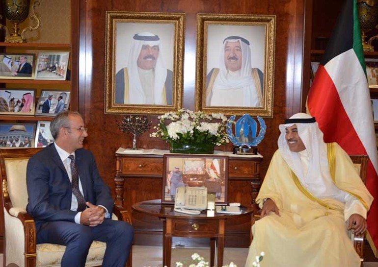 الشيخ صباح الخالد يتسلم نسخة من أوراق اعتماد سفير المملكة المتحدة لدى البلاد