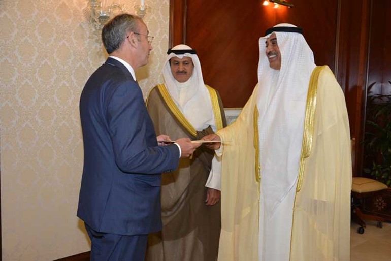 الشيخ صباح الخالد يتسلم نسخة من أوراق اعتماد سفير المملكة المتحدة لدى البلاد