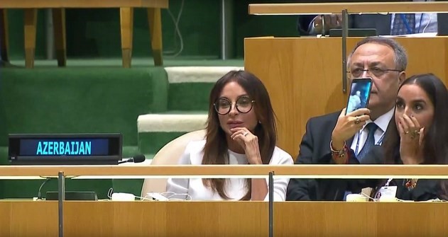 بالفيديو.. فضيحة إبنة رئيس.. كان يلقي خطابه بالأمم المتحدة وهذا ما فعلته!