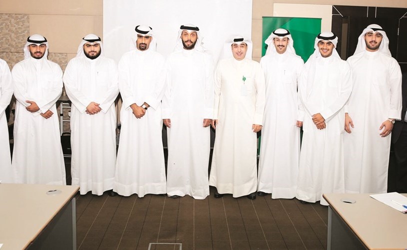  السبيعي متوسطا مجموعة من المتدربين ﻿