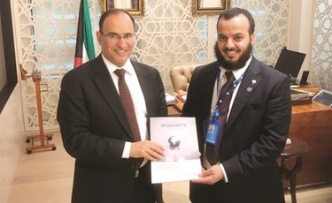 د.جابر الوندة يسلم نسخة من التقرير إلى السفير منصور العتيبي ﻿
