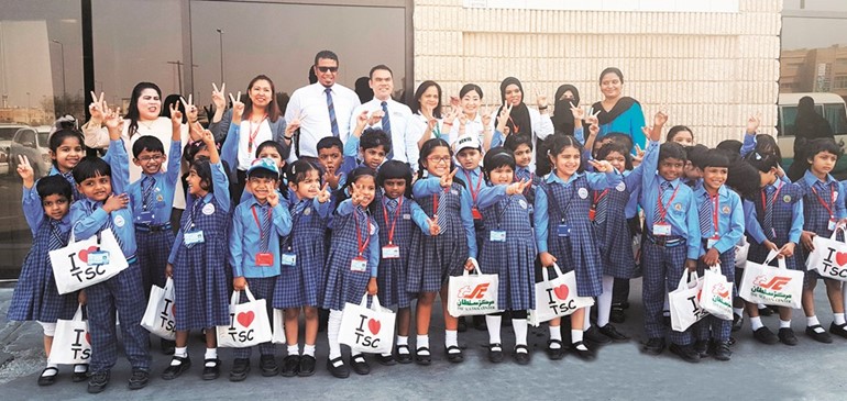 أطفال حضانة Jack & Jill Bhavan خلال زيارتهم إلى فرع مركز سلطان للجملة في المنقف ﻿