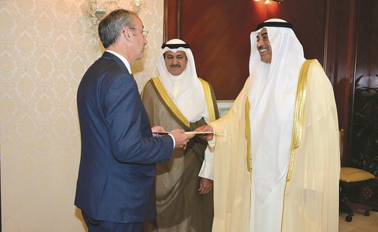 الشيخ صباح الخالد يتسلم نسخة من أوراق اعتماد سفير المملكة المتحدة مايكل دافنبورت﻿