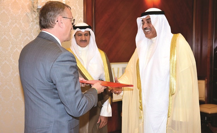 الشيخ صباح الخالد يتسلم نسخة من أوراق اعتماد سفير التشيك مارتن دفوراك ﻿