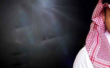 سعودي يبلِّغ عن ضيوفه بسبب ارتداء أحدهم حزاماً طبياً ظنه ناسفاً