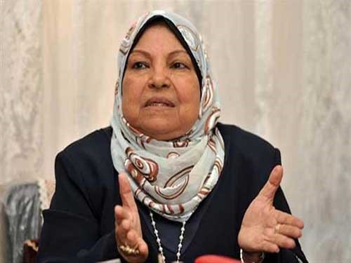 شيخ مصري يصدم أستاذة أزهرية :" أقبل على زوجتي أن ترضع الرجال الأجانب " !