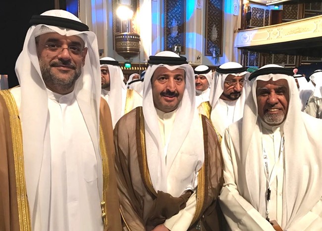صورة تجمع القنصل وولي عهد الشارقة والمحتفى به الباحث د.يعقوب الحجي