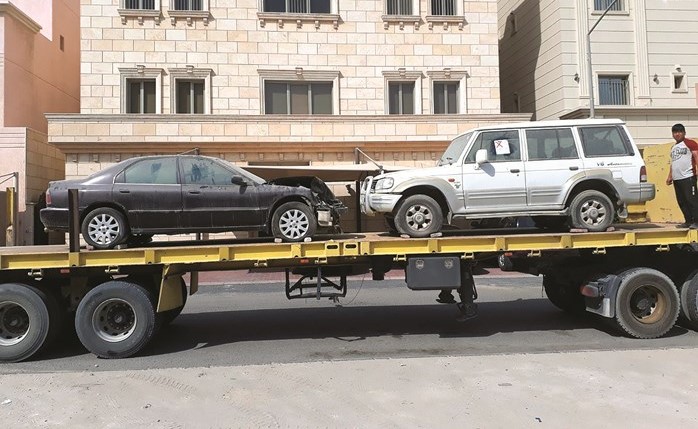 جانب من رفع السيارات المهملة﻿