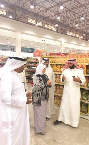 الوزيرة هند الصبيح تستمع إلى مطالب رئيس جمعية صباح الأحمد التعاونية﻿