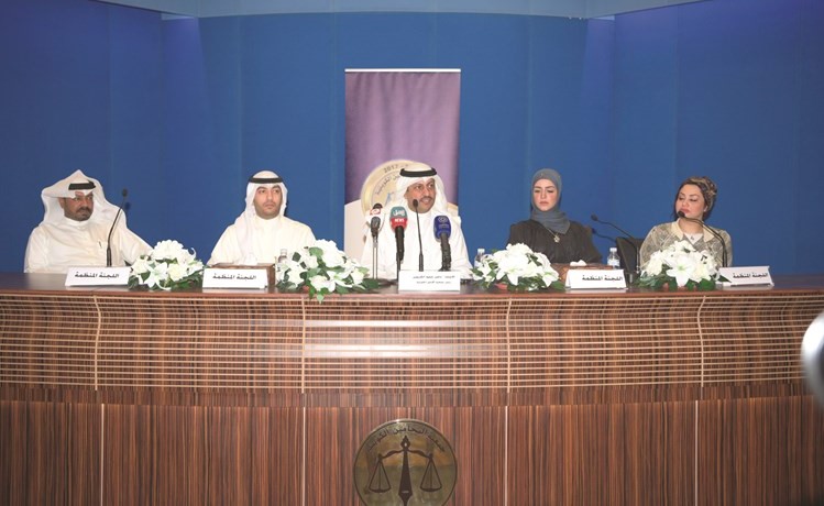  المحامي ناصر الكريوين خلال المؤتمر ﻿