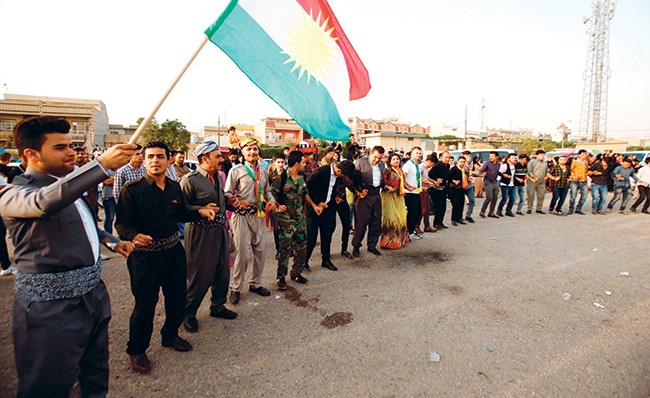  ﻿أكراد يحتفلون بالاستفتاء الذي جرى أمس	(رويترز)﻿