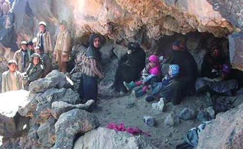 أسرة يمنية من مديرية قيفة بالبيضاء اتخذت من كهف غير آمن ملاذ لها من نيران الحرب