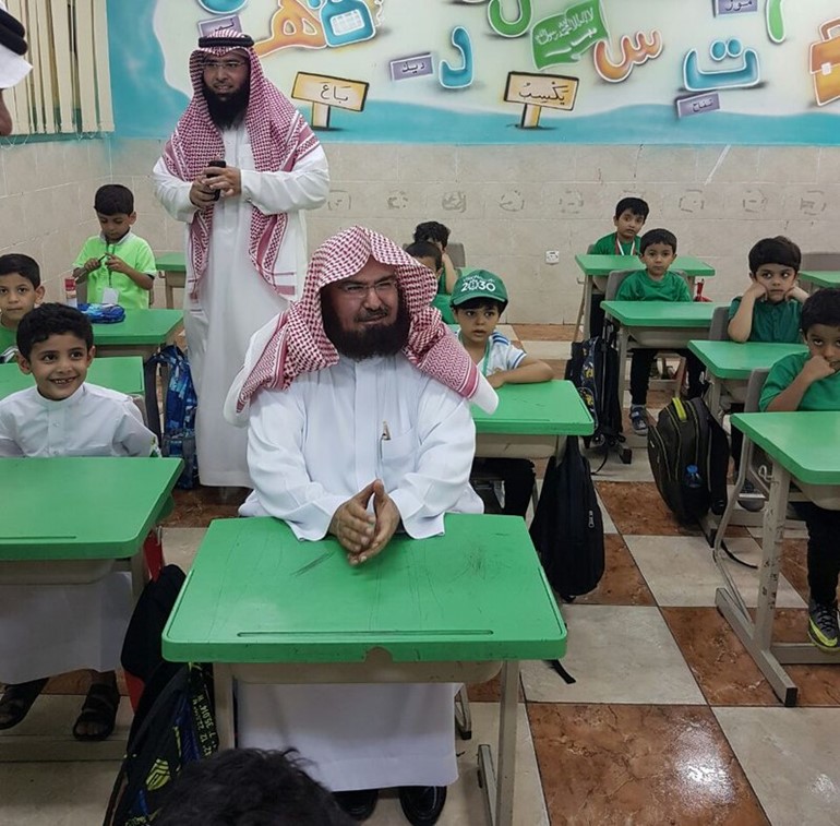 بالفيديو.. "السديس" على مقعد "الأول الابتدائي" يقرأ والطلاب يرددون خلفه