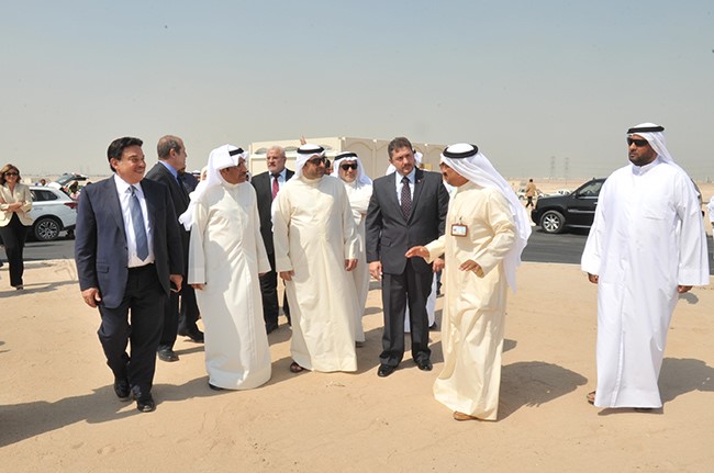 جانب من جولة وزير الدولة لشؤون الإسكان وزير الدولة للخدمات ياسر أبل (زين علام)