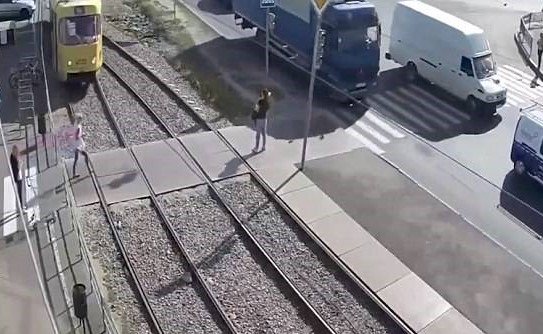 بالفيديو.. انشغلت بهاتفها فصدمها قطار وسحب جسدها على طول السكة!