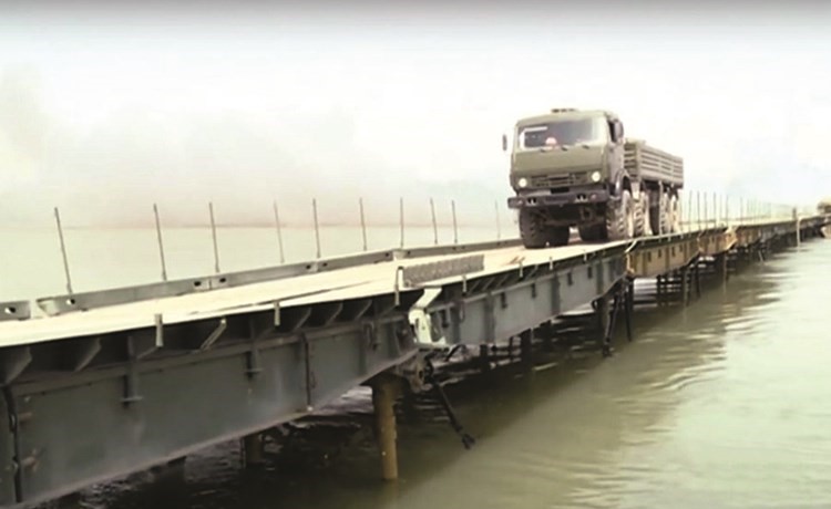 الجسر العسكري الذي اقامه خبراء روس فوق نهر الفرات لنقل المعدات والاسلحة للضفة الشرقية	(انترنت)﻿