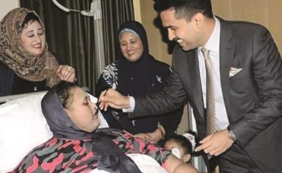 آخر صورة التقطت لإيمان مع والدتها ومدير مستشفى برجيل ﻿