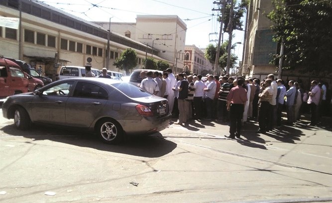 العشرات من اهالي الاسكندرية يؤدون صلاة الجنازة على ايمان ﻿