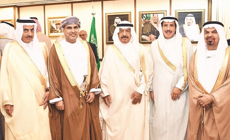 السفير الشيخ عزام الصباح مع رئيس الوزراء البحريني صاحب السمو الملكي الأمير خليفة﻿﻿بن سلمان آل خليفة وعدد من الحضور﻿