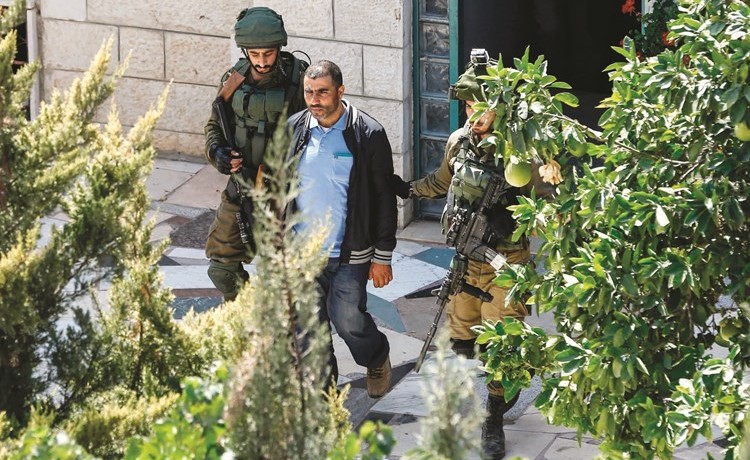 شرطة الاحتلال تعتقل شقيق منفذ العملية من منزله أمس -(أ.ف.پ)﻿
