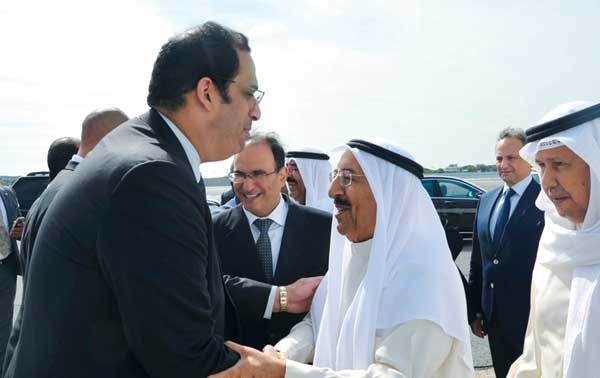 صاحب السمو مصافحا مودعيه