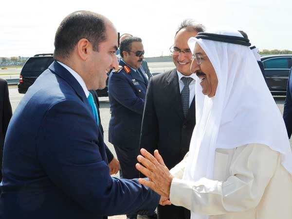 صاحب السمو الأمير مصافحا حسن ابو الحسن