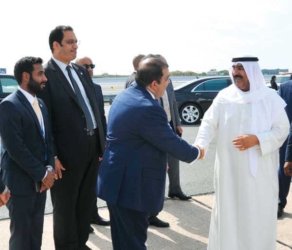 الشيخ مشعل الأحمد لدى مغادرته برفقة صاحب السمو