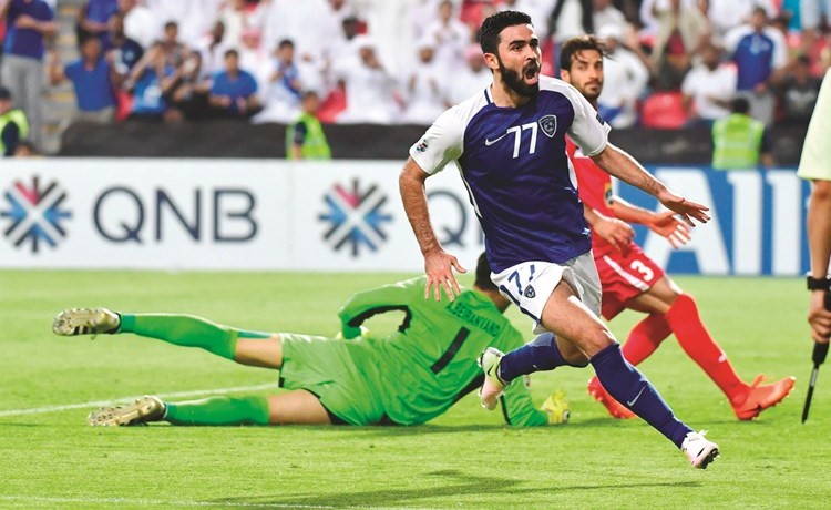مهاجم الهلال عمر خريبين يحتفل بأحد اهدافه (أ.ف.پ) ﻿