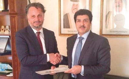 السفير يوسف عبدالصمد يسلم عمر كايوشاي التبرع﻿