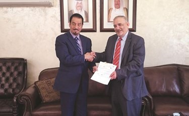 السفير د.حمد الدعيج يسلم الدعم المالي المقدم من بيت الزكاة﻿