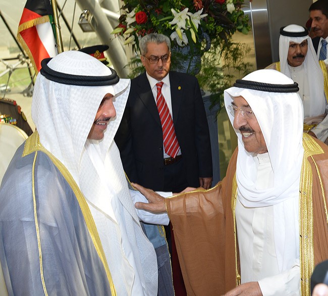 الأمير مصافحا مرزوق الغانم