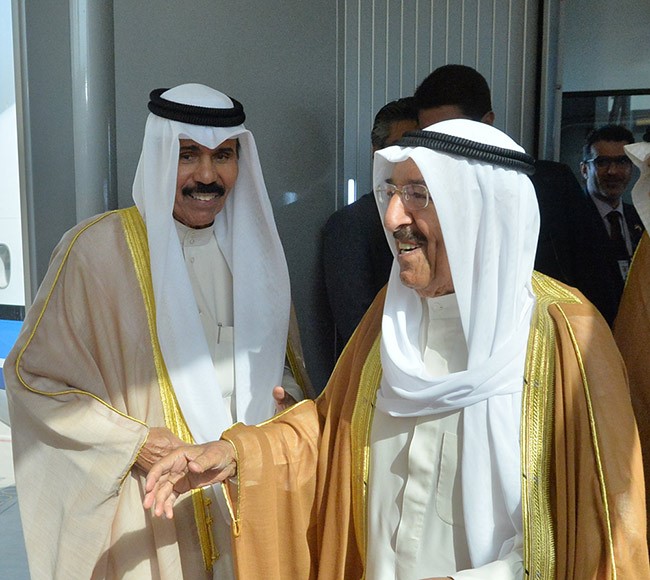 صاحب السمو الأمير الشيخ صباح الأحمد وفي استقباله سمو ولي العهد الشيخ نواف الأحمد 