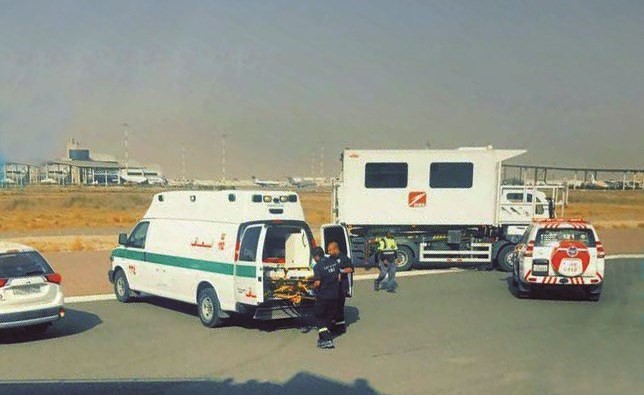 سيارات الاسعاف داخل مطار الكويت للتعامل مع البلاغ﻿