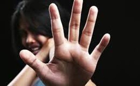 جريمة هزت الرأي العام الجزائري .. ربط زوجته وحلق شعرها كاملاً وطعنها ورماها بالشارع عارية!