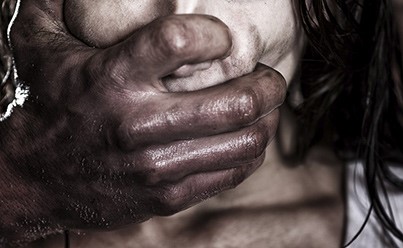بحجة "يتمنّعن وهنّ راغبات".. قاضٍ يبرئ الممثل محمود فاروقي من الاغتصاب