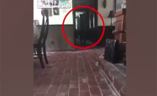 بالفيديو.. لقطات مرعبة لكاميرا ترصد شبحاً يتحرك داخل منزل