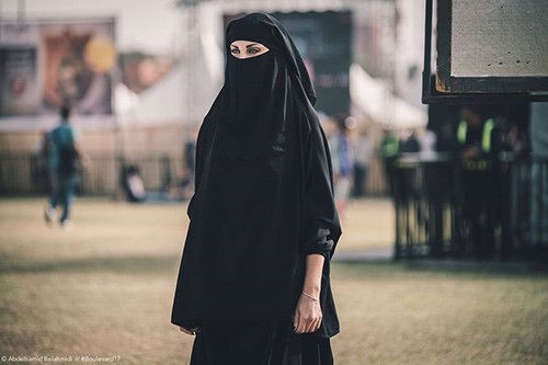 ما حقيقة صورة المنقبة بالساقين العاريتين في الدار البيضاء؟